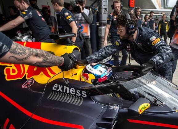 SOCHI, RUSSIA. APRIL 29, 2016. Australian driver Daniel Ricciardo of the Red Bull Racing F1 Team prepares for a free practice session of the 2016 Formula One Russian Grand Prix at the Sochi Autodrom racing circuit. Sergei Savostyanov TASS  TS0213DF