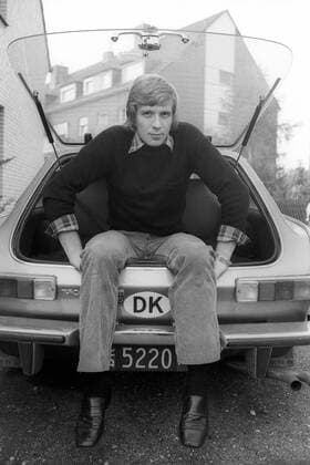 Henning Jensen (Dänemartk Borussia Mönchengladbach) im Kofferraum seines Volvo 1800 ES