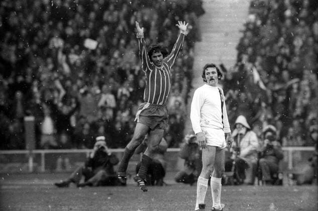 Gerd Müller (FC Bayern München) - Torjubel, re. Shmuel Rosenthal (Borussia Mönchengladbach)
