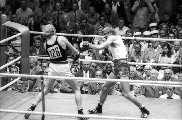 Finale Halbmittelgewicht Olympische Spiele 1972 in München: Dieter Kottysch (BR Deutschland, li.) gegen Wieslaw Rudkuwski (Polen)
