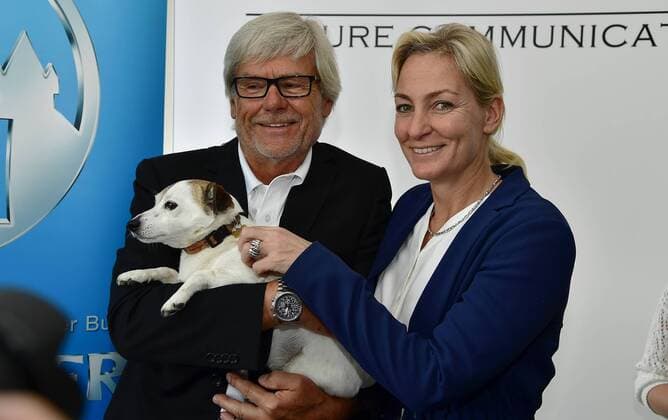 29.04.2016 - Tennis - NÜRNBERGER Versicherungs Cup 2016 - WTA Tennis Damen Women Frauen Damen Turnier - Pressekonferenz - - Peter Söll ( Geschäftsführer NCP ) mit Hund von Barbara Rittner ( Turnierbotschafterin FedCup Teamchefin ) und Barbara Rittner ( Turnierbotschafterin FedCup Teamchefin )
