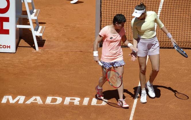 Spanish tennis players Carla Suarez (L) and Garbine Muguruza celebrate a point against Canadian Gabriela Dabrowski and Australian Anastasia Rodionova during their Mutua Madrid Open doubles match played at the Caja Magica court in Madrid, Spain, 30 April 2016. The Mutua Madrid Open runs from 29 April to 08 May 2016. doubles - Suarez Muguruza vs. Dabrowski Rodionova !ACHTUNG: NUR REDAKTIONELLE NUTZUNG!  GRA130 20160430-635976244200331813
