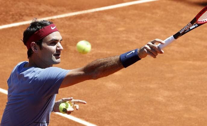 Swiss tennis player Roger Federer hits the ball during a training session for the Mutua Madrid Open at Caja Magica court in Madrid, Spain, 30 April 2016. The Mutua Madrid Open runs from 29 April to 08 May 2016. Roger Federer training session !ACHTUNG: NUR REDAKTIONELLE NUTZUNG!  GRA055 20160430-635976250071196163
