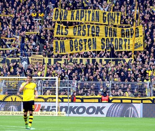 Themen der Woche - Sport Bilder des Tages - Sport Borussia Dortmund - VFL Wolfsburg 30.03.2016. Transparent der Dortmunder Fans zum Abgang von Mats Hummels (BvB vorne links). HM
