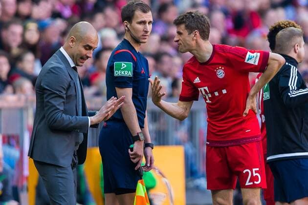 Themen der Woche - Sport Bilder des Tages - Sport Samstag, 30.04.2016, 1. Bundesliga, Saison 2015 2016, 32. Spieltag in Muenchen, FC Bayern Muenchen - Borussia Moenchengladbach, 1:1, Trainer Pep Guardiola (FC Bayern) Thomas Mueller (FC Bayern 25) DeFodi507