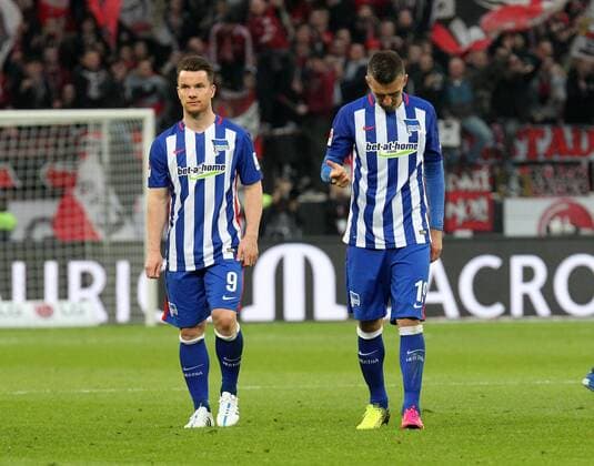 Leverkusen 30.04.2016, xsvx, Fussball 1.Bundesliga, Bayer 04 Leverkusen - Hertha BSC Berlin, emspor, v.l. Alexander Baumjohann (Hertha BSC Berlin) Vedad Ibisevic (Hertha BSC Berlin) enttaeuscht traurig frustriert dissapointed