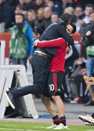 Themen der Woche - Sport Bilder des Tages - Sport Leverkusen, 30.04.2016, BayArena Schlussjubel: Trainer Roger Schmidt (Bayer), Hakan Calhanoglu (Bayer) Bayer Leverkusen - Hertha BSC Berlin mm