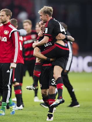 Leverkusen, 30.04.2016, BayArena Schlussjubel: Karim Bellarabi (Bayer), Kevin Kampl (Bayer) Bayer Leverkusen - Hertha BSC Berlin mm