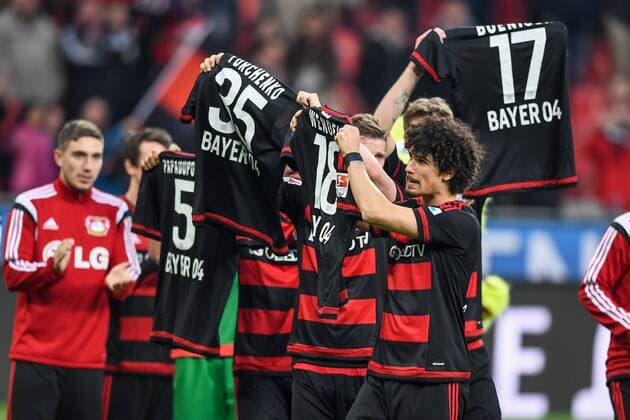 Themen der Woche - Sport Bilder des Tages - Sport Leverkusen Leverkusener Spieler feiern mit den Trikots der Langzeitverletzten beim Bundesliga Spiel zwischen Bayer 04 Leverkusen und Hertha BSC am 30.04.2016, Copyright: Schuelerx xEibnerx-xPressefoto EP_JSE