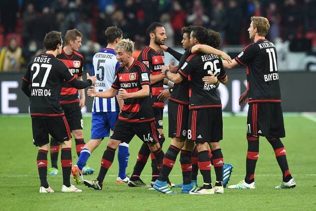 Fußball 1. Bundesliga 32. Spieltag Bayer Leverkusen - Hertha BSC Berlin am 30.04.2016 in der BayArena in Leverkusen Leverkusener Spieler feiern den Heimsieg xRx
