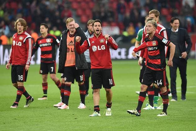 Fußball 1. Bundesliga 32. Spieltag Bayer Leverkusen - Hertha BSC Berlin am 30.04.2016 in der BayArena in Leverkusen Leverkusener Spieler feiern den Heimsieg xRx