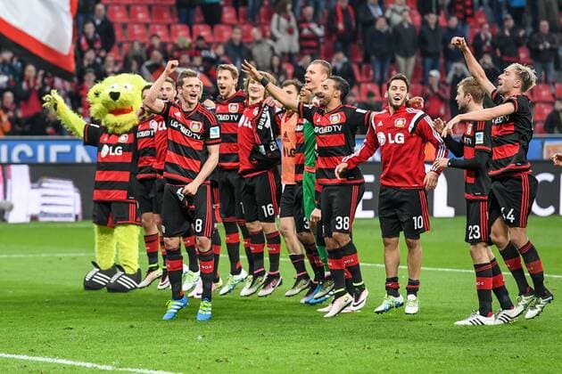 Bilder des Tages - Sport Leverkusen Leverkusener Spieler um Lars Bender (Bayer 04 Leverkusen 8) feiern nach dem Abpfiff das erreichen der Champions League mit den Fans beim Bundesliga Spiel zwischen Bayer 04 Leverkusen und Hertha BSC am 30.04.2016, Copyright: Schuelerx xEibnerx-xPressefoto EP_JSE