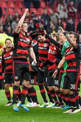 Leverkusen Leverkusener Spieler um Lars Bender (Bayer 04 Leverkusen 8) feiern nach dem Abpfiff das erreichen der Champions League mit den Fans beim Bundesliga Spiel zwischen Bayer 04 Leverkusen und Hertha BSC am 30.04.2016, Copyright: Schuelerx xEibnerx-xPressefoto EP_JSE