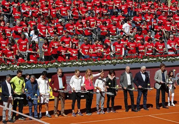 Bilder des Tages - SPORT Almost 2,000 people take part in a Guinness World Record attempt for the most people bouncing simoltanoeusly a tennis ball with a racket for 10 seconds or more, at the Caja Magica central court in Madrid, Spain, 01 May 2016. The event was held on the sidelines of the Mutua Madrid Open. Guinness record for the most people bouncing simoltanoeusly a tennis ball with a racket !ACHTUNG: NUR REDAKTIONELLE NUTZUNG!  GRA027 20160501-635977041920603431