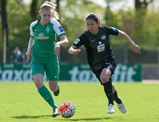 v.li.: Alicia Kersten (SV Werder Bremen, 13) im Zweikampf mit Kozue Ando (SGS Essen, 14), Fussball, Allianz Frauen-Bundesliga, SV Werder Bremen - SGS Essen, xobx