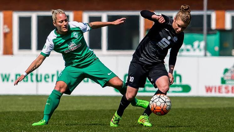 v.li.: Gabriella Toth (SV Werder Bremen, 15) und Linda Dallmann (SGS Essen, 10) im Zweikampf, Duell, duel, tackle, Fussball, Allianz Frauen-Bundesliga, SV Werder Bremen - SGS Essen, xdgx