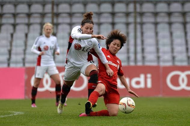 v.li.: Jessica Wich (Leverkusen, 7) Mana Iwabuchi (FC Bayern München, FCB, 13) im Zweikampf, Duell, duel, tackle, Dynamik, Action, Aktion , Fussball, Allianz Frauen-Bundesliga, FC Bayern München - Bayer 04 Leverkusen, xslx