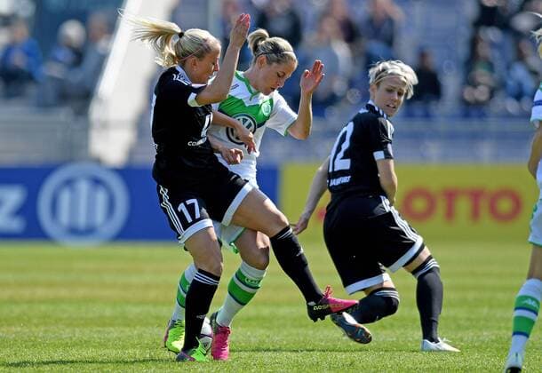 Frankfurt am Main 01.05.2016, xfux, Fussball UEFA Champions League Halbfinale Rueckspiel, 1.FFC Frankfurt - VfL Wolfsburg, emspor , v.l. Mandy Islacker (1.FFC Frankfurt), Anna Blaesse (VfL Wolfsburg)