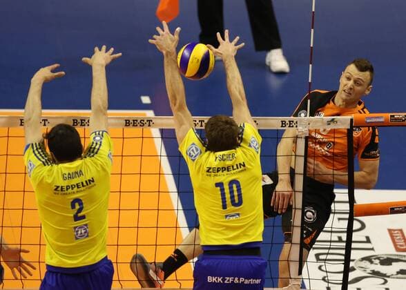Paul Lotman im Angriff, Simon Tischer, Maximiliano Gauna Aktion Spielszene Zweikampf Volleyball Play Off Finale Bundesliga Herren Saison 2015 2016 01.05.2016 BR Volleys Berlin BRV vs. VfB Friedrichshafen