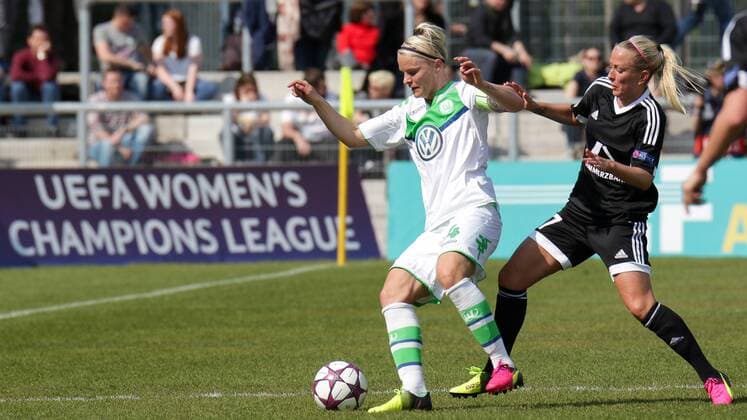 v.li.: Nilla Fischer (Wolfsburg, 4), Mandy Islacker (Frankfurt, 17) vor der Bande der UEFA Women s Champions League xozx