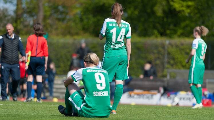 v.li.: Katharina Schiechtl (SV Werder Bremen, 9), Reena Wichmann (SV Werder Bremen, 14) und Michelle Ulbrich (SV Werder Bremen, 5) enttäuscht schauend, Enttäuschung über das verlorene Spiel, die Niederlage und den Abstieg, Fussball, Allianz Frauen-Bundesliga, SV Werder Bremen - SGS Essen, xobx