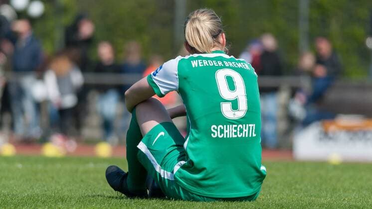 Bilder des Tages - SPORT Katharina Schiechtl (SV Werder Bremen, 9) enttäuscht schauend, Enttäuschung über das verlorene Spiel, die Niederlage und den Abstieg, Fussball, Allianz Frauen-Bundesliga, SV Werder Bremen - SGS Essen, xobx