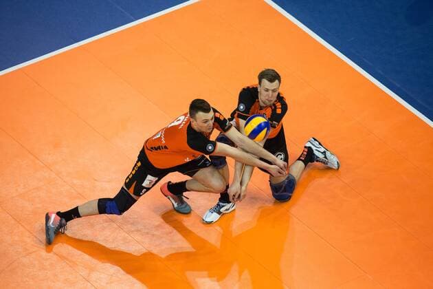 Berlin, Deutschland, 01.05.2016: Volleyball Bundesliga Saison 2015 2016 Playoff Finale Spiel 3 - Berlin Recycling Volleys - VfB Friedrichshafen. Paul Lotman (BR Volleys 9) und Robert Kromm (BR Volleys 3)