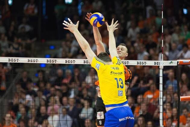 Berlin, Deutschland, 01.05.2016: Volleyball Bundesliga Saison 2015 2016 Playoff Finale Spiel 3 - Berlin Recycling Volleys - VfB Friedrichshafen. Paul Lotman (BR Volleys 9) gegen den Block aus Adrian Gontariu (VfB Friedrichshafen 13)
