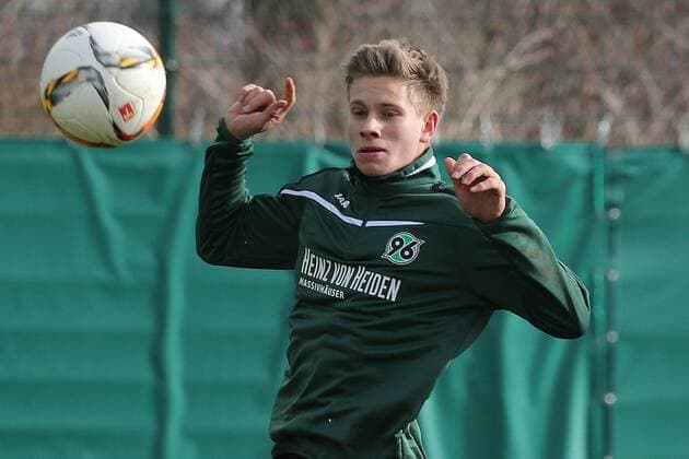 23.2.2016 , Fußball , Hannover 96 , Bundesliga , Saison 2015-16, FOTO: localpic Niklas Feierabend gegen Samuel Radlinger Fußball , Hannover 96