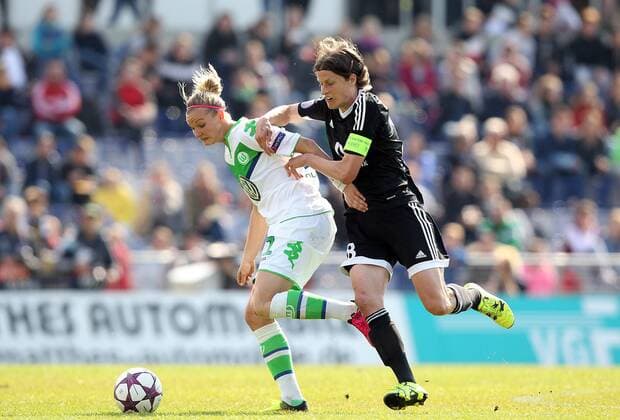 v.li.: Alexandra Popp (VfL Wolfsburg) und Kerstin Garefrekes (1. FFC Frankfurt) im Zweikampf, Duell, duel, tackle, Aktion, Action , Fussball, UEFA Women s Champions League, 1. FFC Frankfurt - VfL Wolfsburg, xmrx