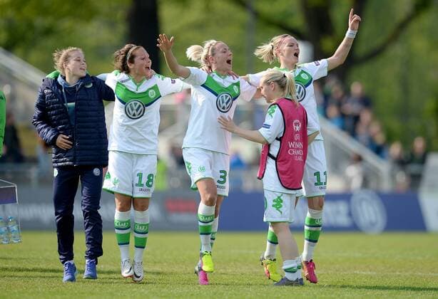 Frankfurt am Main 01.05.2016, xfux, Fussball UEFA Champions League Halbfinale Rueckspiel, 1.FFC Frankfurt - VfL Wolfsburg, emspor , v.l. Vanessa Bernauer (VfL Wolfsburg), Zsanett Jakabfi (VfL Wolfsburg), Alexandra Popp (VfL Wolfsburg) jubeln jubelt nach Spielende.