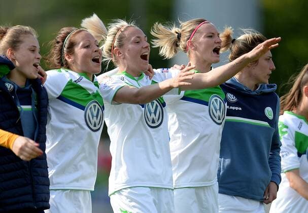 Themen der Woche - Sport Bilder des Tages - SPORT Frankfurt am Main 01.05.2016, xfux, Fussball UEFA Champions League Halbfinale Rueckspiel, 1.FFC Frankfurt - VfL Wolfsburg, emspor , v.l. Vanessa Bernauer (VfL Wolfsburg), Zsanett Jakabfi (VfL Wolfsburg), Alexandra Popp (VfL Wolfsburg) jubeln jubelt nach Spielende.