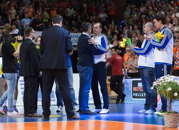 Berlin, Deutschland, 01.05.2016: Volleyball Bundesliga Saison 2015 2016 Playoff Finale Spiel 3 - Berlin Recycling Volleys - VfB Friedrichshafen. Manager Kaweh Niroomand (BR Volleys) umarmt Stelian Moculescu (VfB Friedrichshafen) nach dem Spiel. Der Trainer geht nach 19 Jahren beim VfB Friedrichshafen.