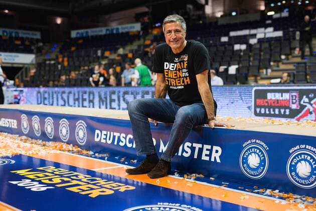 Berlin, Deutschland, 01.05.2016: Volleyball Bundesliga Saison 2015 2016 Playoff Finale Spiel 3 - Berlin Recycling Volleys - VfB Friedrichshafen. Manager Kaweh Niroomand (BR Volleys) posiert für ein Portrait mit Meistertrickot.