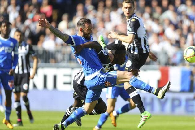 Steven Fletcher (Marseille) vs Arnold Bouka Moutou (Angers) FOOTBALL : SCO Angers vs Olympique Marseille - Ligue 1 - 01 05 2016 GwendolineLeGoffx