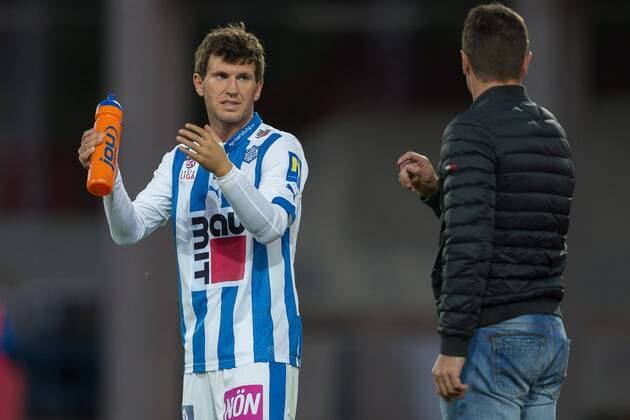 29.04.2016, Franz Fekete Stadion, Kapfenberg, AUT, 2. FBL, KSV 1919 vs SC Wiener Neustadt, 31. Runde, im Bild Andreas Schicker (SC Wiener Neustadt), Rene Wagner (Trainer, SC Wiener Neustadt) during the Austrian Erste Liga Match, 31th Round, between KSV 1919 and SC Wiener Neustadt at the Franz Fekete Stadium, Kapfenberg, Austria on 2016 04 29,  EP_ang  