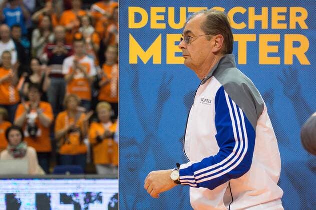 01.05.2016, Max Schmeling Halle, Berlin Volleyball, Bundesliga Maenner, Play-offs Finale, Berlin Recycling Volleys vs. VfB Friedrichshafen Stelian Moculescu (Trainer Coach Friedrichshafen) bei Siegerehrung
