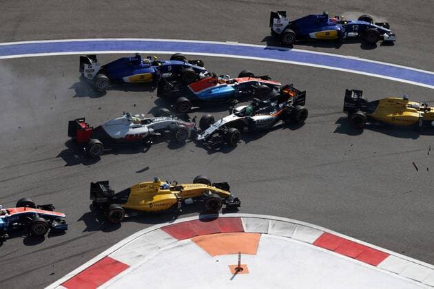 Russian Grand Prix, Sochi 28 April - 1 May 2016 01.05.2016 - Race, Crash, Esteban Gutierrez (MEX) Haas F1 Team VF-16 and Nico Hulkenberg (GER) Sahara Force India F1 VJM09 