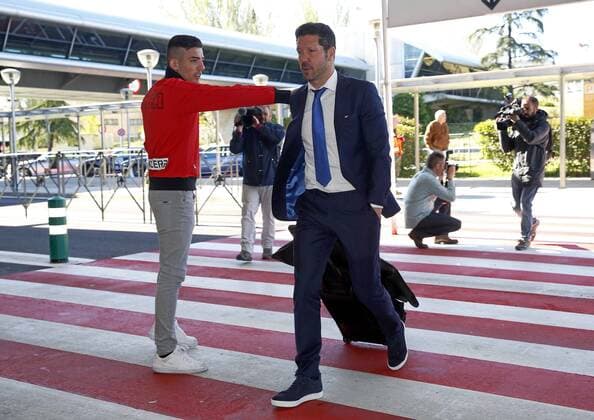 The Atletico Madrid players travel to Munich to play the Champions League match against Bayern. In this picture, Simeone. xPABLOxMORENOxARRIEROx 