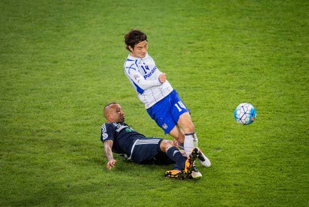 Fußball, AFC Champions League, Melbourne Victory - Gamba Osaka May 3, 2016 - Melbourne, Victoria, Australia - Archie Thompson ( 10) of Melbourne Victory tackles Koki Yonekura ( 14) of Gamba Osaka during the 2016 Asian Champions League group G match between Melbourne Victory (AUS) and Gamba Osaka (JPN) at AAMI Park in Melbourne, Australia. Soccer 2016 - ACL - Melbourne Victory (AUS) beat Gamba Osaka (JPN) 2-1 - ZUMAk106