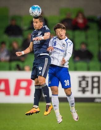 Fußball, AFC Champions League, Melbourne Victory - Gamba Osaka May 3, 2016 - Melbourne, Victoria, Australia - Daniel Gerogievski ( 5) of Melbourne Victory and Ritsu Doan ( 38) of Gamba Osaka contest the ball during the 2016 Asian Champions League group G match between Melbourne Victory (AUS) and Gamba Osaka (JPN) at AAMI Park in Melbourne, Australia. Soccer 2016 - ACL - Melbourne Victory (AUS) beat Gamba Osaka (JPN) 2-1 - ZUMAk106