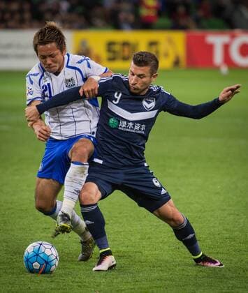 Fußball, AFC Champions League, Melbourne Victory - Gamba Osaka May 3, 2016 - Melbourne, Victoria, Australia - Kosta Barbarouses ( 9) of Melbourne Victory and Ideguchi Yosuke ( 21) of Gamba Osaka in action during the 2016 Asian Champions League group G match between Melbourne Victory (AUS) and Gamba Osaka (JPN) at AAMI Park in Melbourne, Australia. Soccer 2016 - ACL - Melbourne Victory (AUS) beat Gamba Osaka (JPN) 2-1 - ZUMAk106