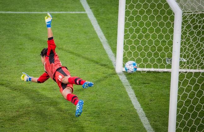Fußball, AFC Champions League, Melbourne Victory - Gamba Osaka May 3, 2016 - Melbourne, Victoria, Australia - Yosuke Fujigaya ( 19) of Gamba Osaka tries to stop a shot on goal during the 2016 Asian Champions League group G match between Melbourne Victory (AUS) and Gamba Osaka (JPN) at AAMI Park in Melbourne, Australia. Soccer 2016 - ACL - Melbourne Victory (AUS) beat Gamba Osaka (JPN) 2-1 - ZUMAk106