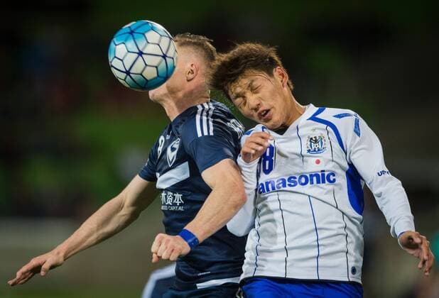 Fußball, AFC Champions League, Melbourne Victory - Gamba Osaka May 3, 2016 - Melbourne, Victoria, Australia - Besart Berisha ( 8) of Melbourne Victory and Ritsu Doan ( 38) of Gamba Osaka in action during the 2016 Asian Champions League group G match between Melbourne Victory (AUS) and Gamba Osaka (JPN) at AAMI Park in Melbourne, Australia. Soccer 2016 - ACL - Melbourne Victory (AUS) beat Gamba Osaka (JPN) 2-1 - ZUMAk106