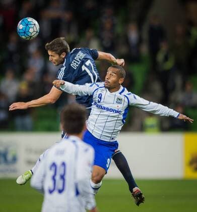 Fußball, AFC Champions League, Melbourne Victory - Gamba Osaka May 3, 2016 - Melbourne, Victoria, Australia - Matthieu Delpierre ( 17) of Melbourne Victory and Braga Bispo Junior Ademilson ( 9) of Gamba Osaka in action during the 2016 Asian Champions League group G match between Melbourne Victory (AUS) and Gamba Osaka (JPN) at AAMI Park in Melbourne, Australia. Soccer 2016 - ACL - Melbourne Victory (AUS) beat Gamba Osaka (JPN) 2-1 - ZUMAk106