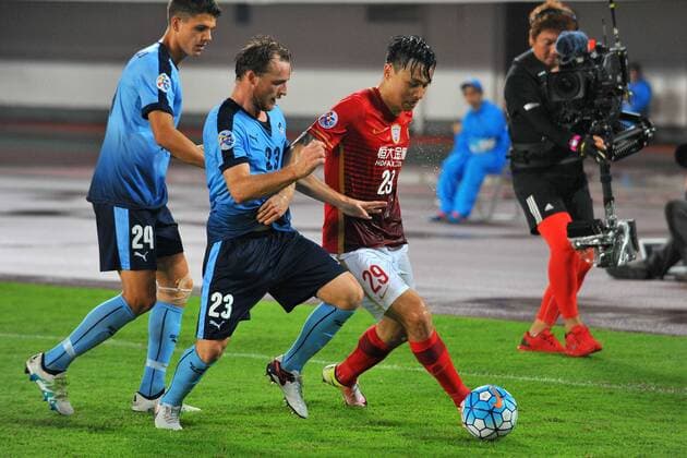 Fußball, AFC Champions League, Guangzhou Evergrande - Sydney FC Gao Lin of China s Guangzhou Evergrande, right, challenges Rhyan Grant of Australia s Sydney FC, center, in their Group H match during the 2016 AFC Champions League in Guangzhou city, south China s Guangdong province, 3 May 2016. Guangzhou Evergrande defeated Sydney FC 1-0. Guangzhou Evergrande beats Sydney FC at AFC Champions League  20160503_37824