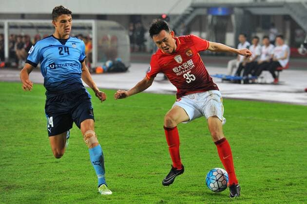 Fußball, AFC Champions League, Guangzhou Evergrande - Sydney FC Li Xuepeng of China s Guangzhou Evergrande, right, challenges George Blackwood of Australia s Sydney FC in their Group H match during the 2016 AFC Champions League in Guangzhou city, south China s Guangdong province, 3 May 2016. Guangzhou Evergrande defeated Sydney FC 1-0. Guangzhou Evergrande beats Sydney FC at AFC Champions League  20160503_37825