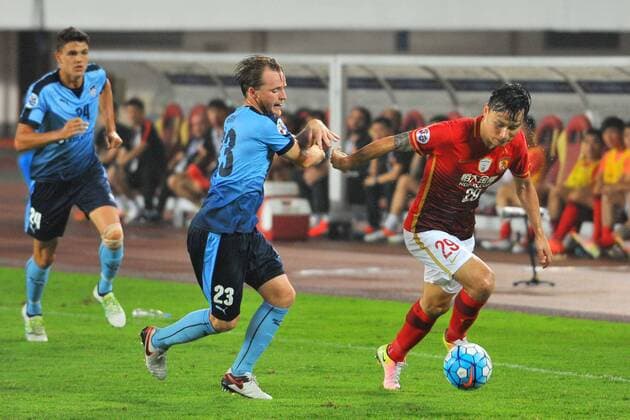 Fußball, AFC Champions League, Guangzhou Evergrande - Sydney FC Gao Lin of China s Guangzhou Evergrande, right, dribbles against Rhyan Grant of Australia s Sydney FC, center, in their Group H match during the 2016 AFC Champions League in Guangzhou city, south China s Guangdong province, 3 May 2016. Guangzhou Evergrande defeated Sydney FC 1-0. Guangzhou Evergrande beats Sydney FC at AFC Champions League  20160503_51839