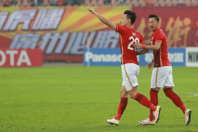 Fußball, AFC Champions League, Guangzhou Evergrande - Sydney FC Gao Lin of China s Guangzhou Evergrande, left, celebrates with his teammate after scoring a goal against Australia s Sydney FC in their Group H match during the 2016 AFC Champions League in Guangzhou city, south China s Guangdong province, 3 May 2016. Guangzhou Evergrande defeated Sydney FC 1-0. Guangzhou Evergrande beats Sydney FC at AFC Champions League  20160503_67653