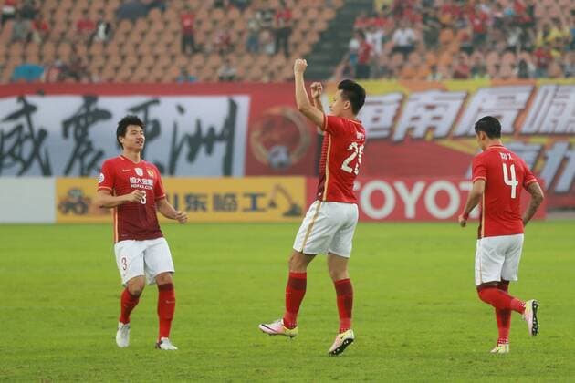 Fußball, AFC Champions League, Guangzhou Evergrande - Sydney FC Gao Lin of China s Guangzhou Evergrande, center, celebrates with his teammates after scoring a goal against Australia s Sydney FC in their Group H match during the 2016 AFC Champions League in Guangzhou city, south China s Guangdong province, 3 May 2016. Guangzhou Evergrande defeated Sydney FC 1-0. Guangzhou Evergrande beats Sydney FC at AFC Champions League  20160503_14601
